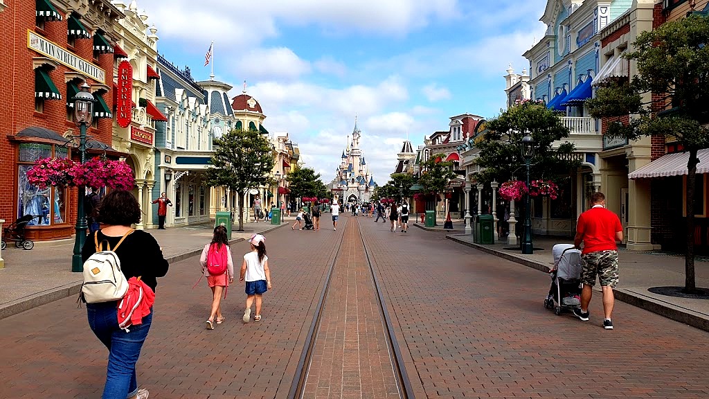 Disneyland Paris réduit les heures d&rsquo;ouverture de ses parcs, boutiques et&nbsp;restaurants